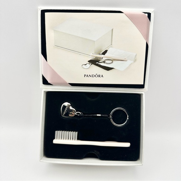 Pandora Jewelry - Pandora Jewelry Collector’s Gift Set - Heart Key Chain & Cleaning Brush
